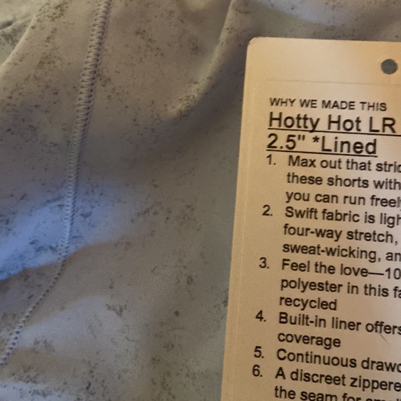 Lululemon hotty hot shorts - Picture 3 of 4